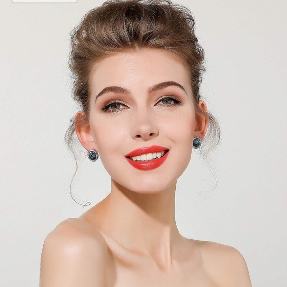 ✨Blue Swarovski Crystals Halo Stud Earrings - Picture 7 of 8